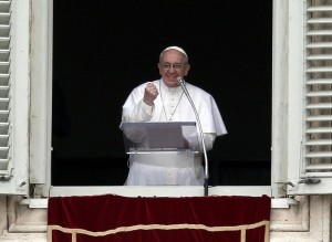 Newly elected Pope Francis appears at the window of his future private apartment to bless the faithful, gathered below in St. Peter's Square, during the Sunday Angelus prayer at the Vatican March 17, 2013. REUTERS/Tony Gentile (VATICAN  - Tags: RELIGION)