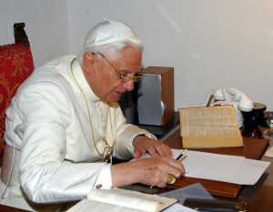 Papa Benedetto XVI nel suo studio durante le vacanze a les Combes in Val d'Aosta in una foto di archivio ANSA