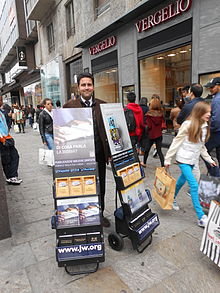 Espositori_mobili_che_mostrano_alcune_tra_le_principali_pubblicazioni_dei_testimoni_di_Geova_-_01