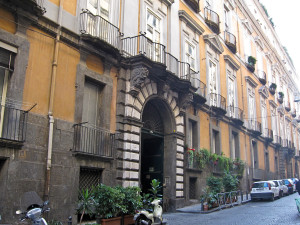 Napoli_-_Palazzo_Serra_di_Cassano_(ingresso)