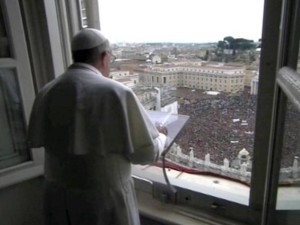 ++ PAPA: SI AFFACCIA PER ANGELUS, BOATO DELLA FOLLA ++