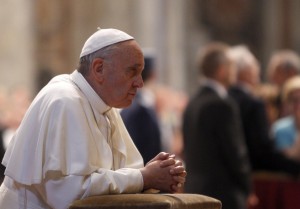 Papa Francesco in San Pietro prega davanti a spoglie Giovanni XXIII