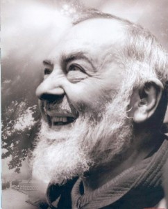 Padre Pio sorridente