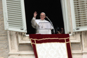 ©Claudio Bernardi/Lapresse Roma, 17 marzo 2013 - Piazza San Pietro Primo "angelus" per Papa Francesco 1°, Jorge Bergoglio. Piazza San Pietro diventa argentina e si tinge di bianco e azzurro. Presenti anche alcuni personaggi della politica e dello spettacolo. nella foto: il Papa in finestra per l'Angelus