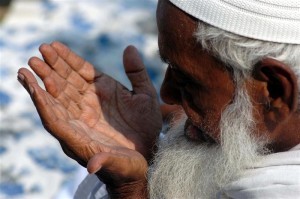 A Muslim man prays during Eid-al-Fitr in the northern Indian city of Allahabad October 2, 2008. Eid-al-Fitr is celebrated at the end of the fasting month of Ramadan, the holiest month in the Islamic calendar. REUTERS/Jitendra Prakash (INDIA)