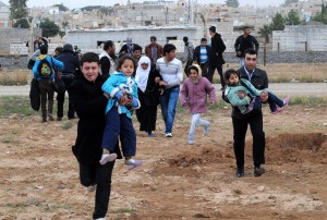 Syrian people flee from Syria after clashes between Syrian rebels and government soldiers in Rasulayn region,  a few hundred meters from Turkey's Ceylanpinar, in Sanliurfa, Turkey 9 November 2012.ANSA/VELI GURGAH/ANADOLU AGENCY TURKEY OUT HANDOUT EDITORIAL USE ONLY/NO SALES/NO ARCHIVES