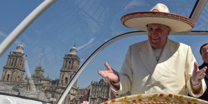 Papa Francesco saluta la folla dalla papamobile con un sombrero mentre arriva alla basilica di Nostra Signora di Guadalupe, a Città del Messico  13 febbraio 2016 (© Presidenciamx/Planet Pix via ZUMA Wire)