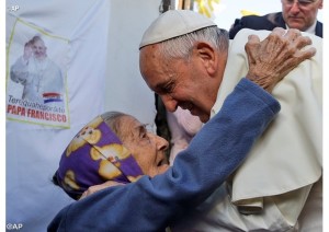 Papa-abbraccia-anziana-c