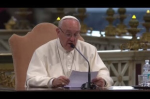 papa-francesco-legge-la-lettera-310x205