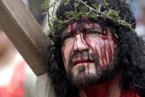 epa01293262 Actor Yesid Marquez plays the Jesus Christ character in a procession by the Profecia theatrical company in Yumbo, Valle del Cauca department, Colombia, 21 March 2008, during the representation of the Via Crucis as part of the Holy Week celebrations.  EPA/CARLOS ORTEGA