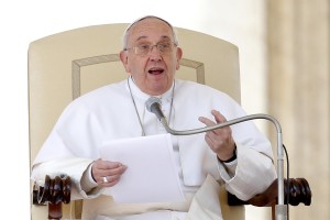 Papa Francesco durante la sua catechesi in piazza San Pietro per l'udienza generale del mercoledì, Città del Vaticano, 18 marzo 2015. Pope Francis during his speech in St.Peter's Place for the Wednesday's General Audience, Vatican City, 18 March 2015. ANSA / FABIO FRUSTACI